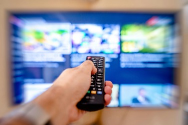 How Can Smart TV Features Enhance Family Entertainment During the Festive Season?