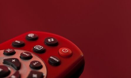 Why Is Voice Control on Smart TVs Perfect for Hands-Free Festive Entertainment?