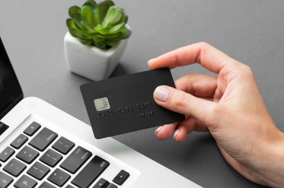 IndusInd Bank Legend Credit Card Vs HDFC Bank Regalia Gold Credit Card: Best Premium Credit Card Compared